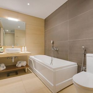 Hazel Suite Bathtub Balcony Mountain View